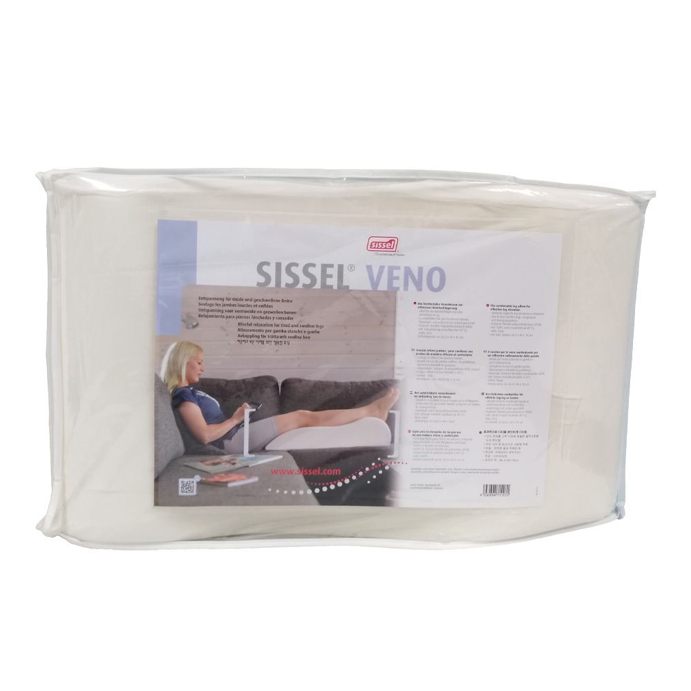 Coussin Sissel Veno dans un emballage plastique. Impression avec nom du produit et femme utilisant le coussin. Dimensions non visibles.