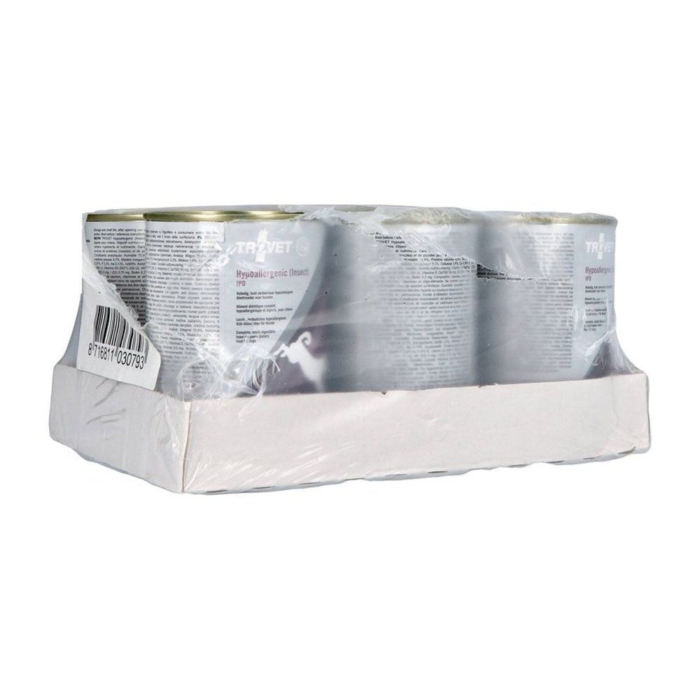 Six boîtes d'aliments pour animaux dans un emballage. Autocollant avec informations produit.