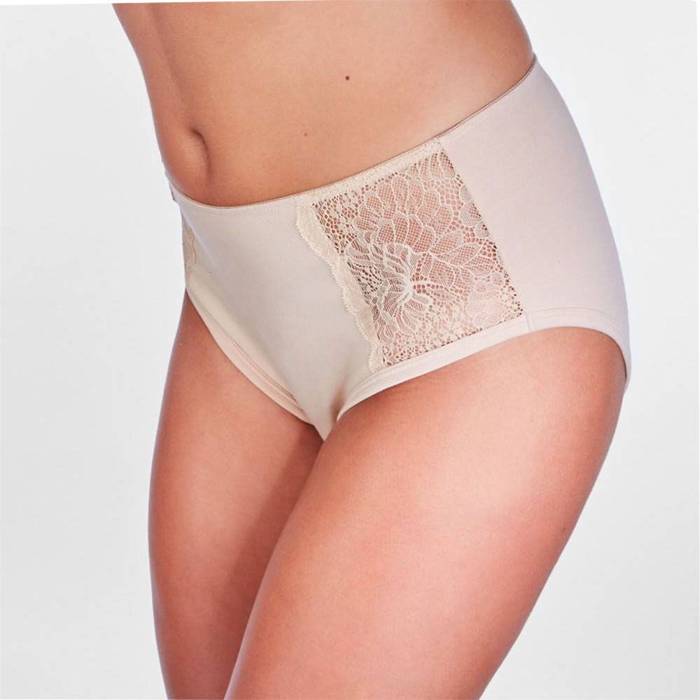 Culotte taille haute couleur chair avec dentelle. Insert en dentelle sur le côté de la jambe.