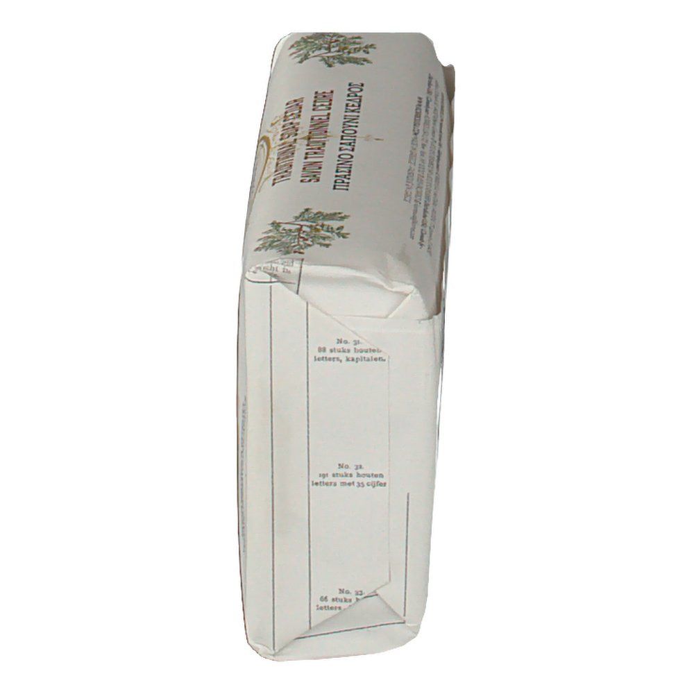 Vue latérale de l'emballage de savon. Inscription: Savon traditionnel cèdre. Papier blanc avec lignes verticales.