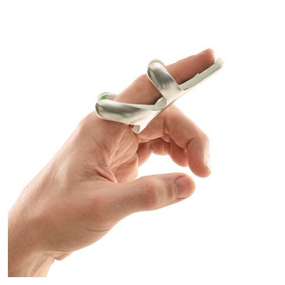 Frogsplint sur le doigt. Produit blanc avec bords argentés et accents verts. Main tenant le produit.