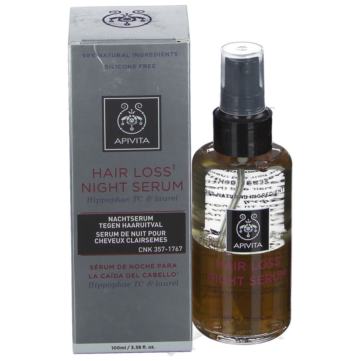 Produit avec emballage. Flacon avec liquide brun, tête de pulvérisation noire. Inscription : Apivita Hair Loss Night Serum.