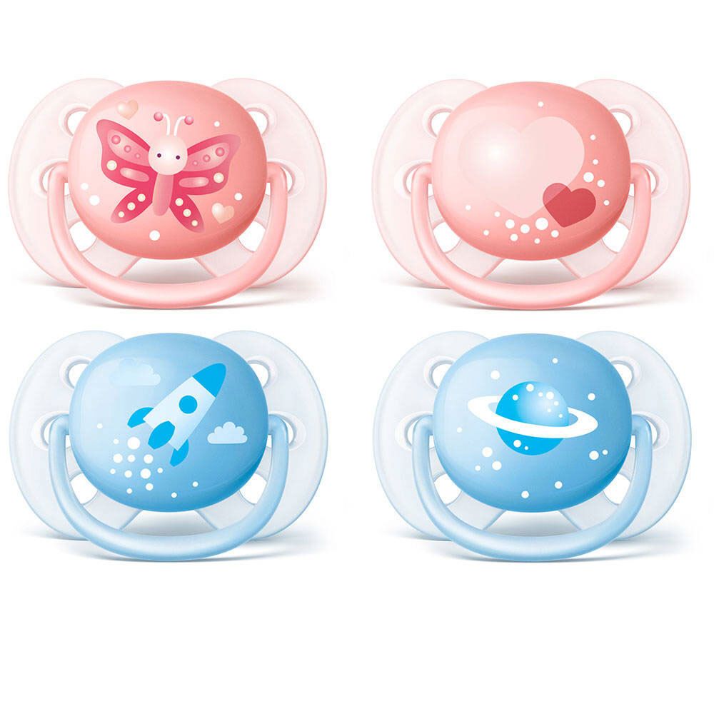 Quatre sucettes avec différents motifs : papillon, cœur, fusée et planète. Couleurs rose et bleu.