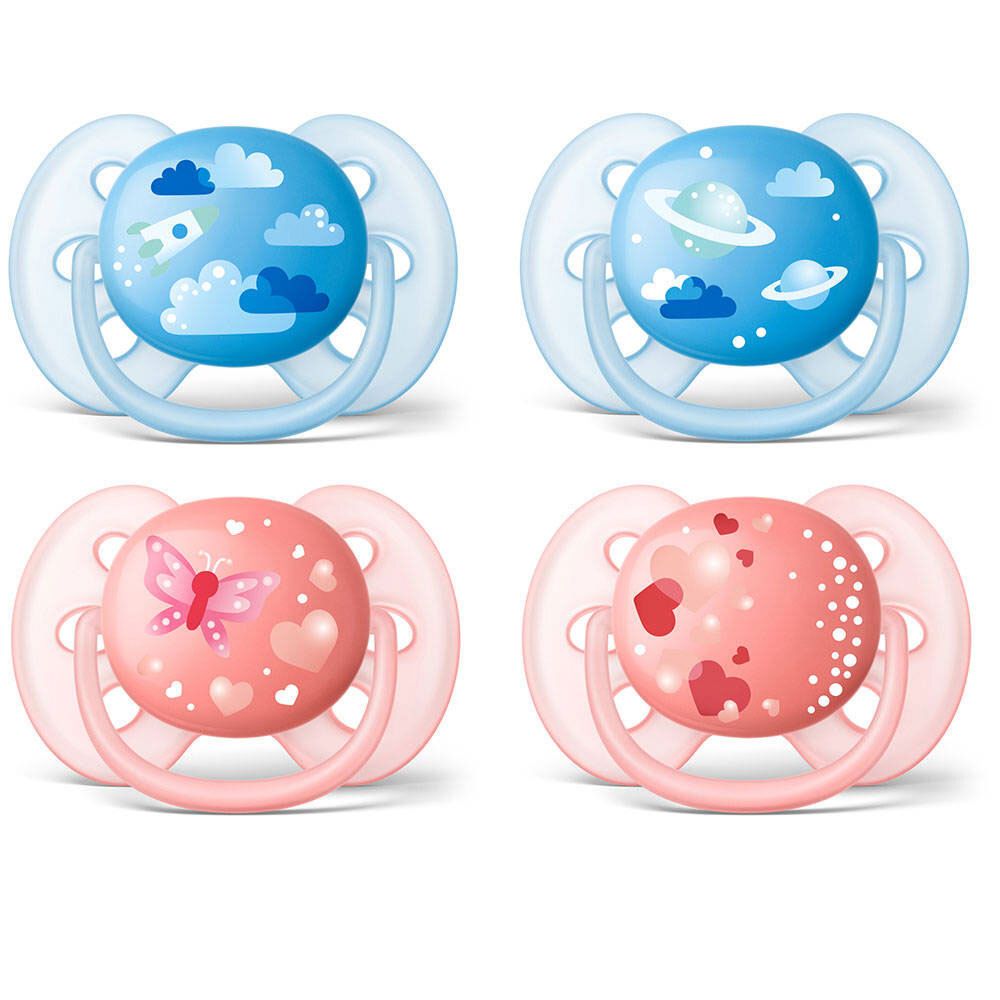 Quatre sucettes avec motifs colorés : nuages, vaisseau spatial, planète, papillon et cœurs. Couleurs bleu et rose.