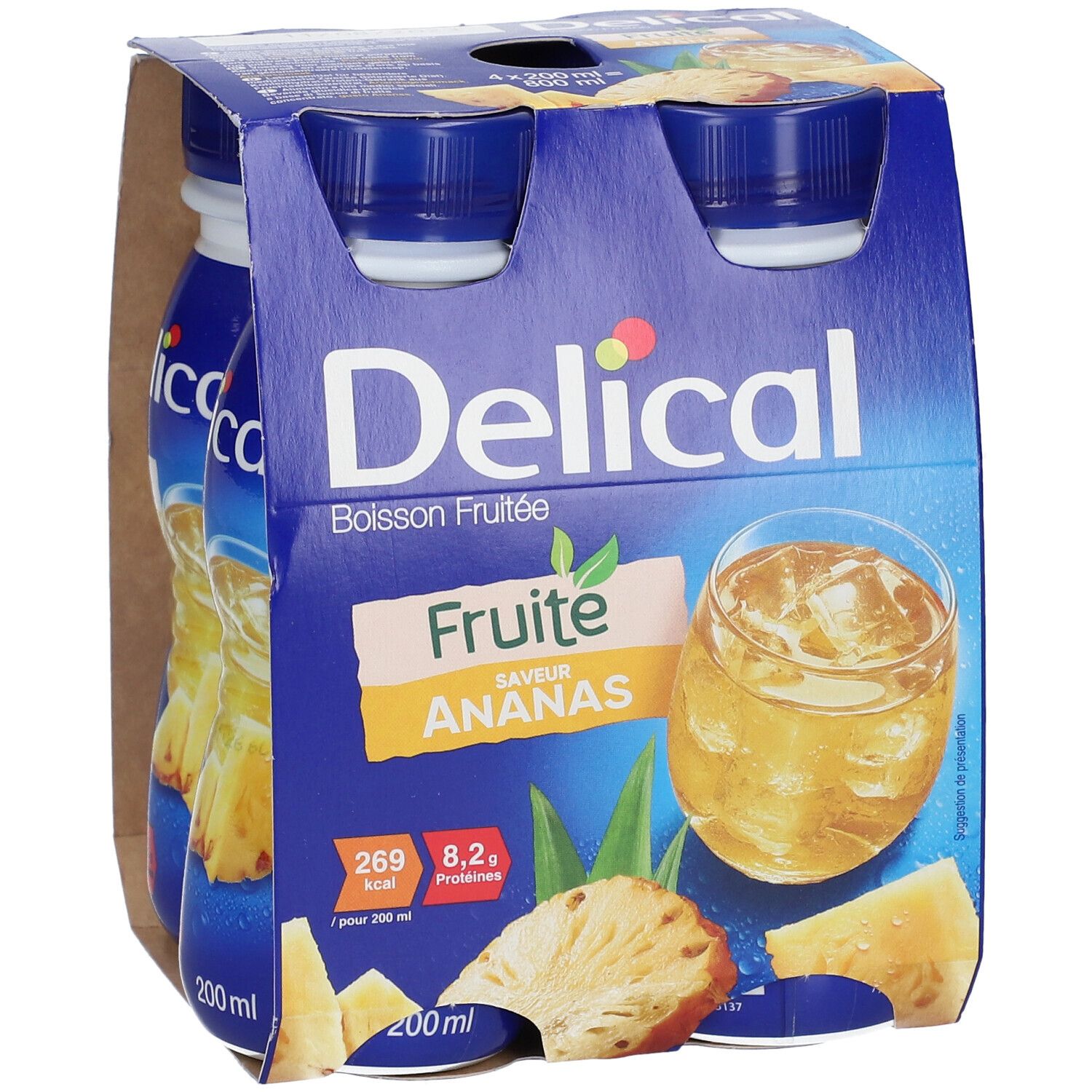 Emballage de quatre bouteilles Delical Boisson Fruitée Ananas. Bouteilles bleues avec étiquette jaune et illustration d'ananas. Emballage carton.