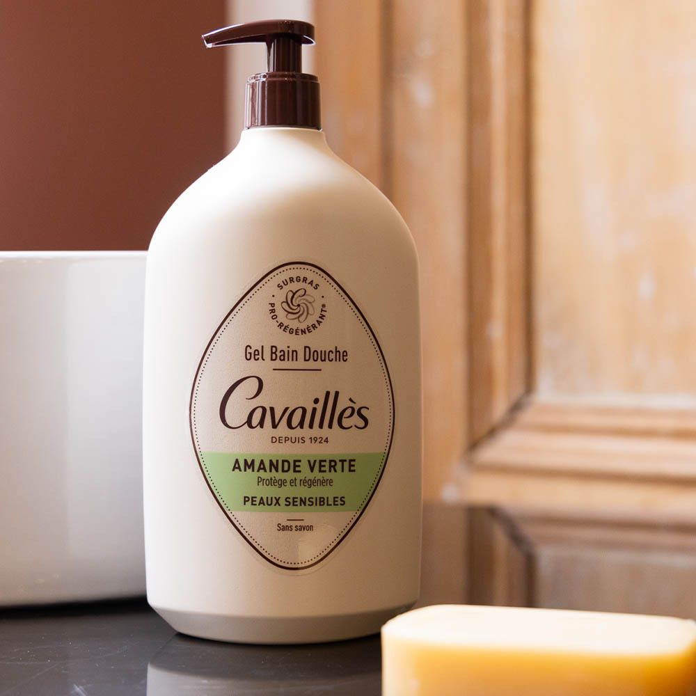 Flacon beige avec pompe marron. Inscription: Cavaillès, Amande Verte, pour peaux sensibles. Sans savon.