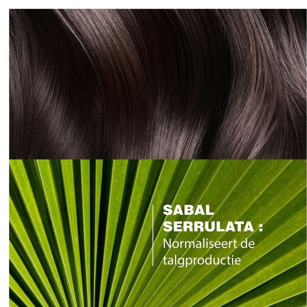 Gros plan de feuilles et de cheveux. Texte: Normalise la production de sébum.