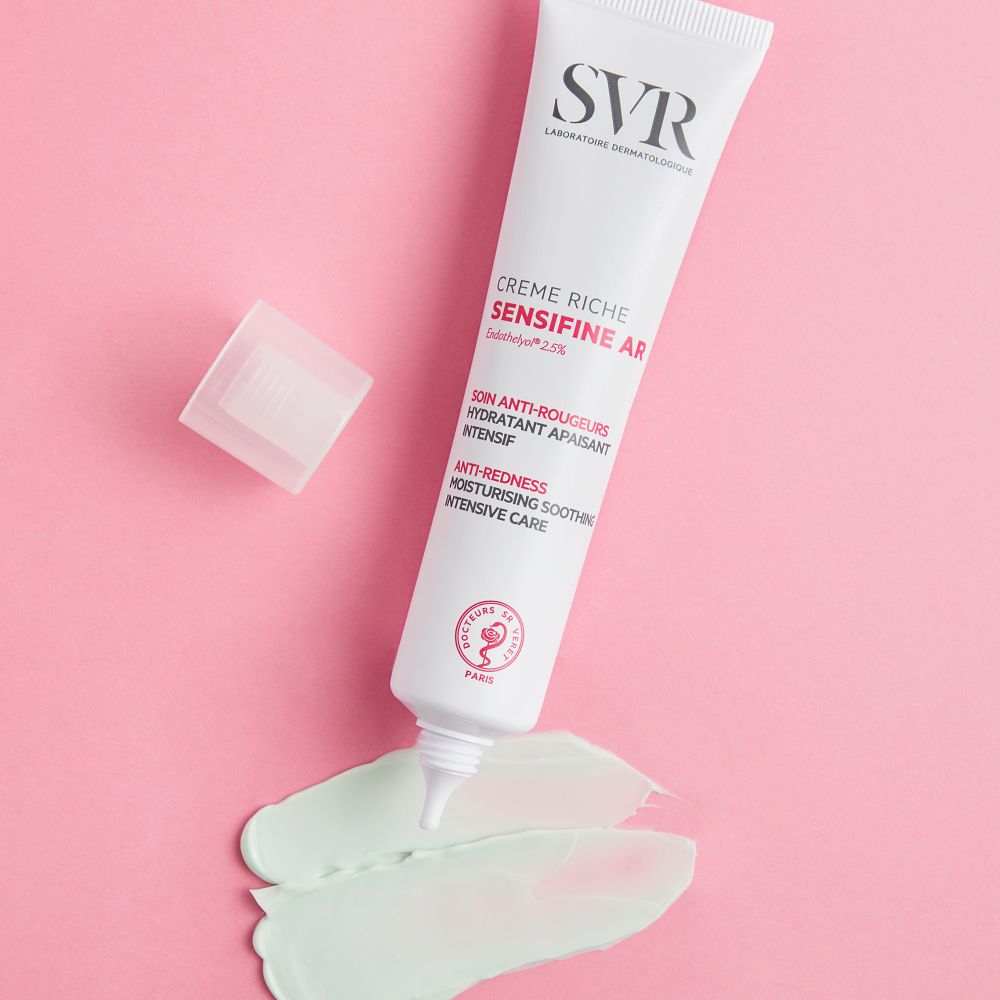 Tube blanc SVR SENSIFINE AR. Inscription rouge SENSIFINE AR. 40ml. Crème sur fond.