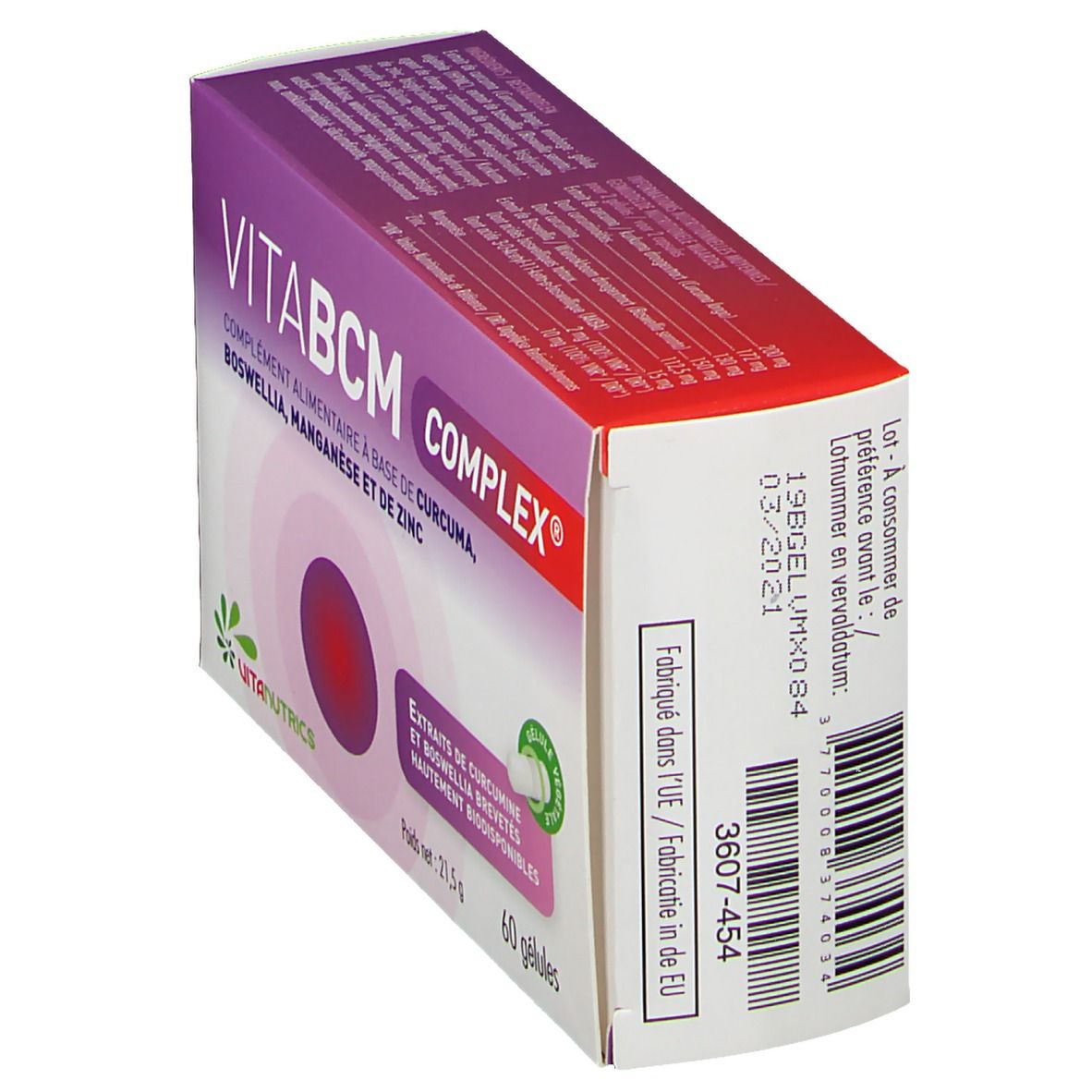 Boîte VitaBCM COMPLEX en biais. Inscription: Complément alimentaire à base de curcuma, boswellia, manganèse et zinc. 60 gélules. Code-barres.