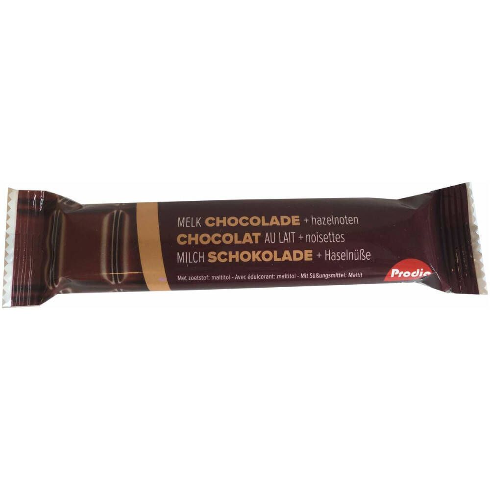 Barre chocolatée emballée marron. Texte: Chocolat au lait + noisettes. Marque: Prodia.