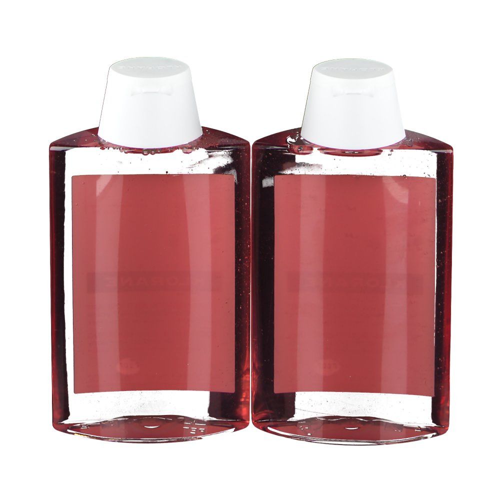 Deux flacons de shampooing avec bouchons blancs. Liquide rouge dans des flacons transparents. Nom du produit: KLORANE Shampooing à la pivoine.