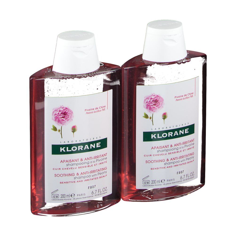 Deux flacons de shampooing avec bouchons blancs. Étiquette avec texte et image de pivoine. Nom du produit: KLORANE Shampooing à la pivoine.