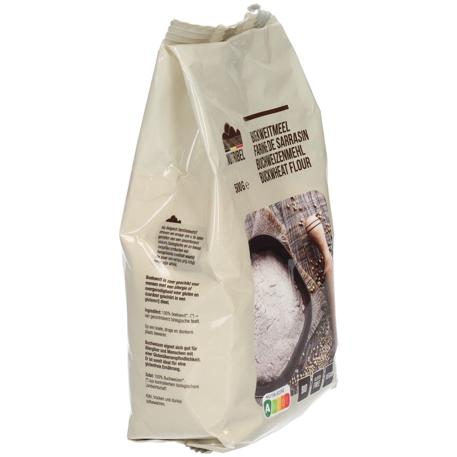 Sachet de farine de sarrasin Nutribel en biais. Inscriptions: nom, appellation, poids, labels bio, sans gluten, vegan.