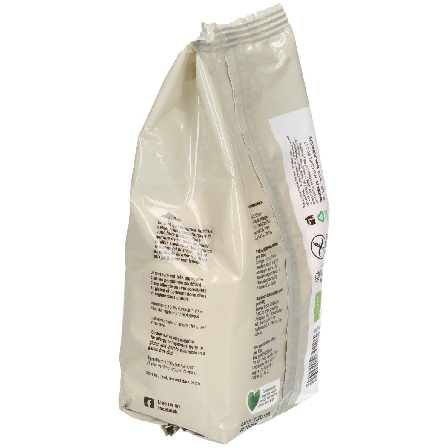 Vue oblique du dos du sachet de farine de sarrasin Nutribel. Texte: informations nutritionnelles, label bio, date limite.