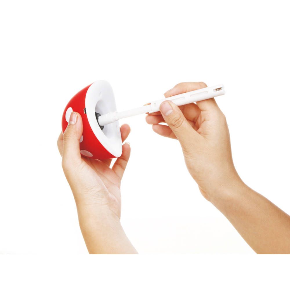Studio 100 Plop Vaporizadora Champiñón. Champignon rouge démonté. Insertion d'une tige blanche. Mains.