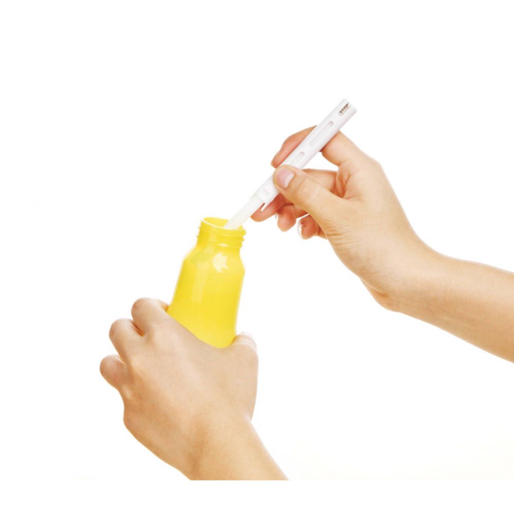 Studio 100 Plop Vaporizadora Champiñón. Récipient jaune. Insertion d'une tige blanche. Mains.
