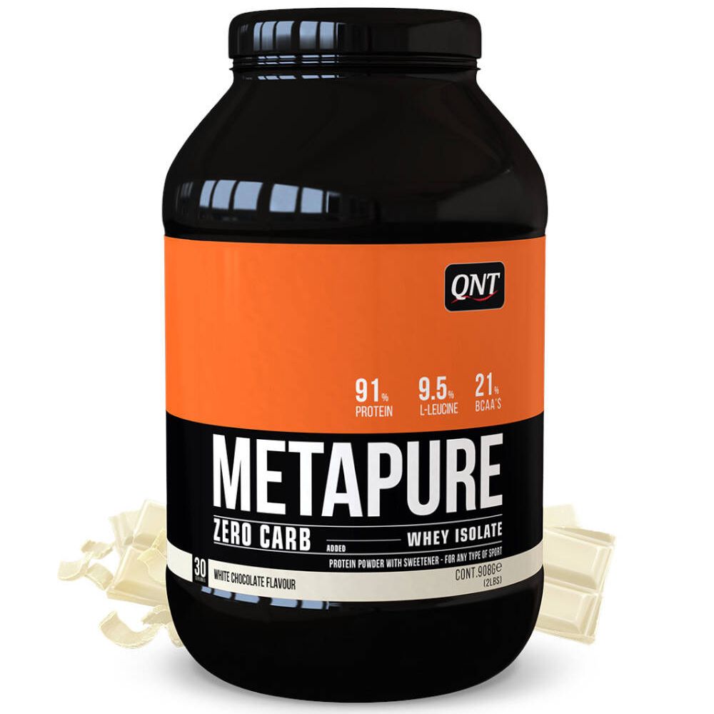 Pot noir avec saveur chocolat blanc. Bande orange avec texte: METAPURE Zero Carb, Whey Isolate. Logo QNT. Morceaux de chocolat blanc.