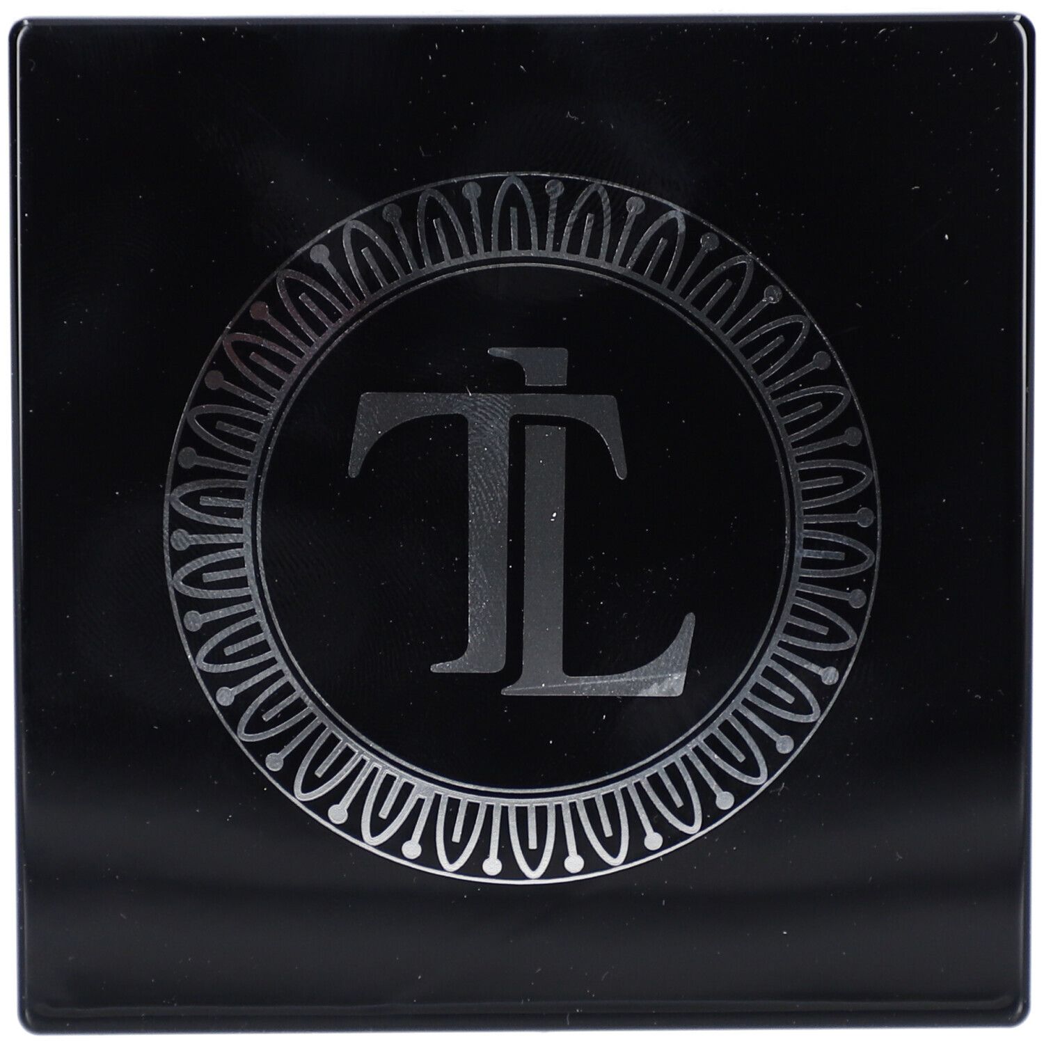 Palette de fards à paupières T.LeClerc noire, carrée. Logo argenté TL dans un cercle.