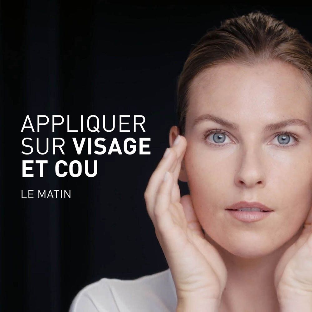 Femme appliquant la crème sur le visage et le cou. Fond noir.