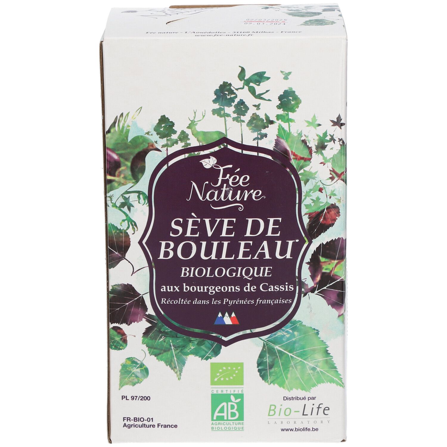 Emballage carton avec inscription: Sève de Bouleau, Biologique, aux bourgeons de Cassis. Marque: Fée Nature. 2L.