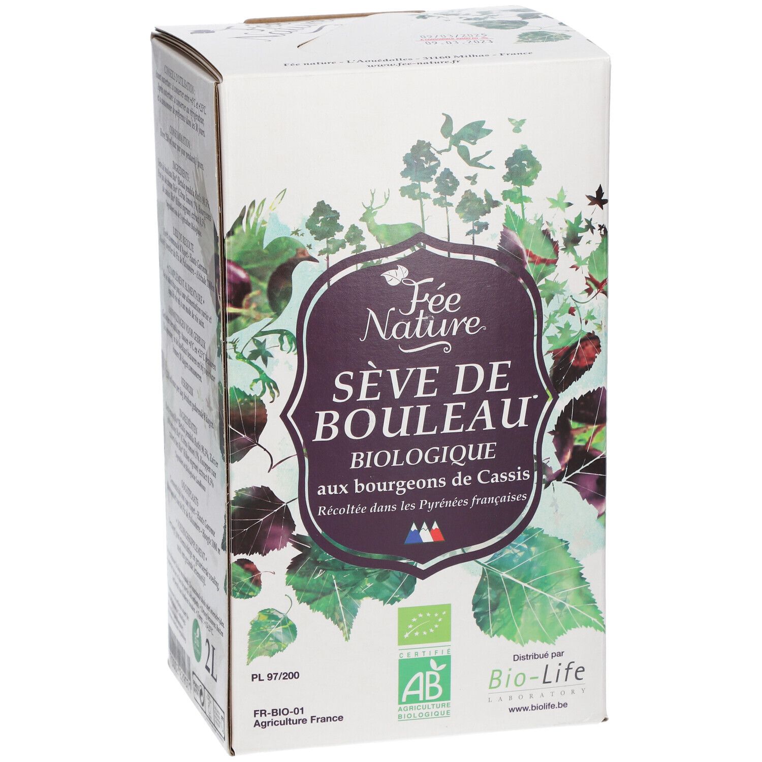 Emballage carton avec inscription: Sève de Bouleau, Biologique, aux bourgeons de Cassis. Marque: Fée Nature. 2L.
