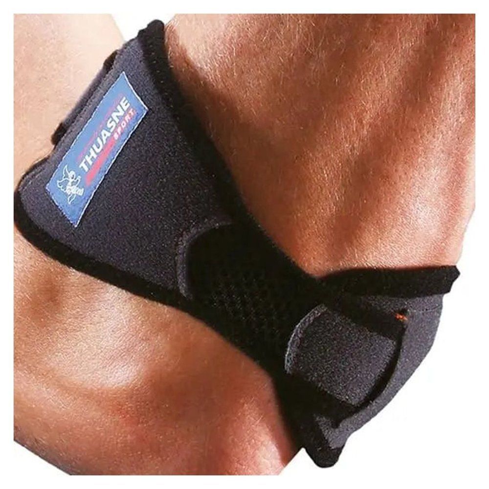 Bracelet de sport noir sur un bras. Marque : Thuasne. Logo bleu. Bande autour de l'avant-bras.