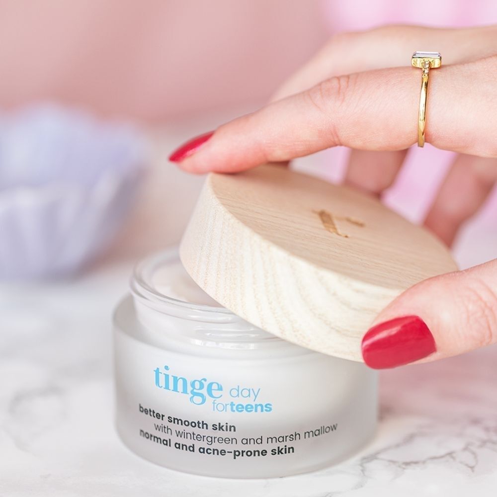 Tinge Day for Teens Crème de jour, pot en verre avec couvercle en bois, vue de face, étiquette française.