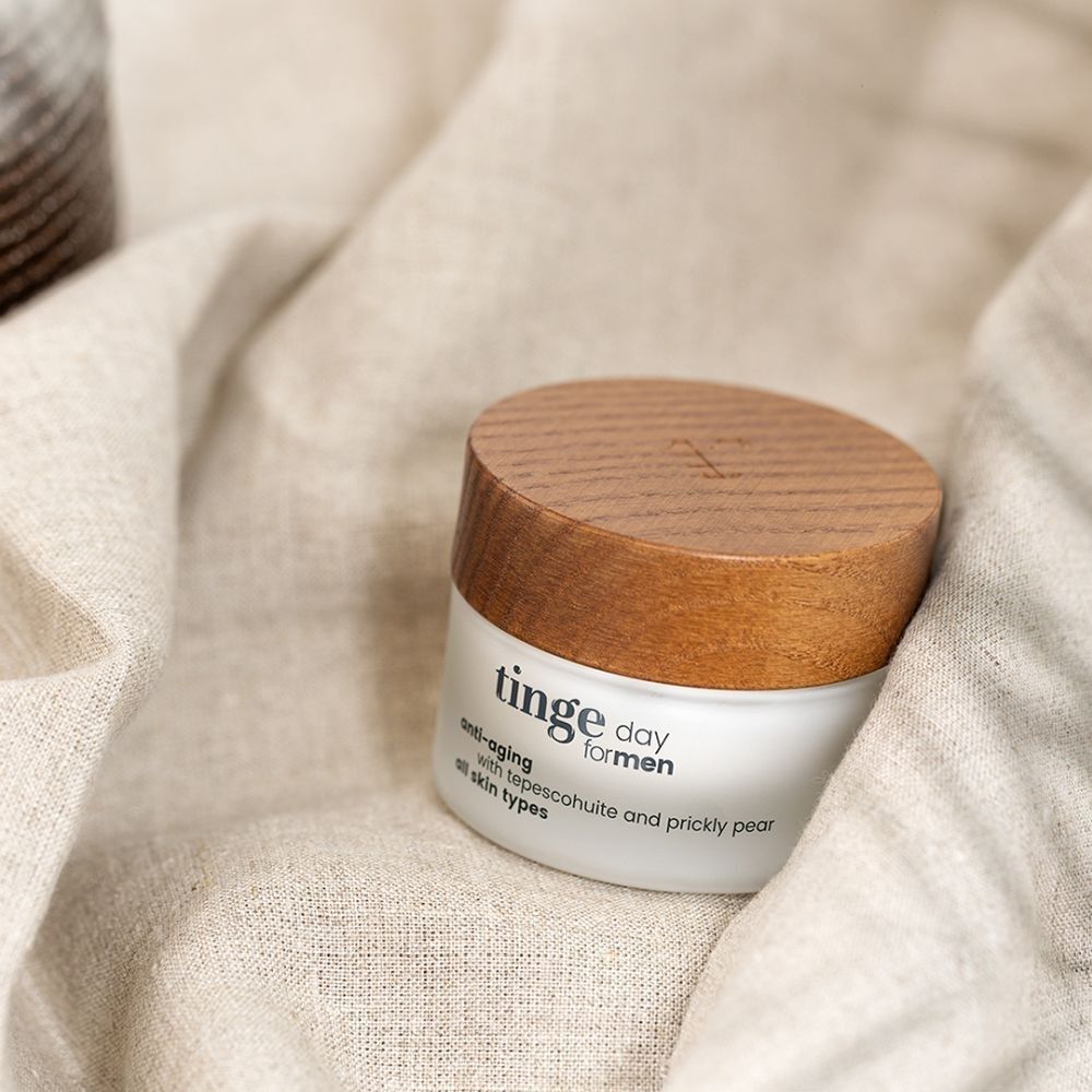Crème de jour Tinge pour hommes, vue de côté avec couvercle en bois.
