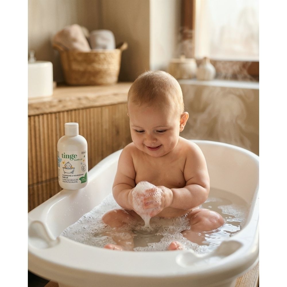 Flacon de produit. Inscription : tinge for babies, bath oil, badeöl, huile de bain, badeöl.
