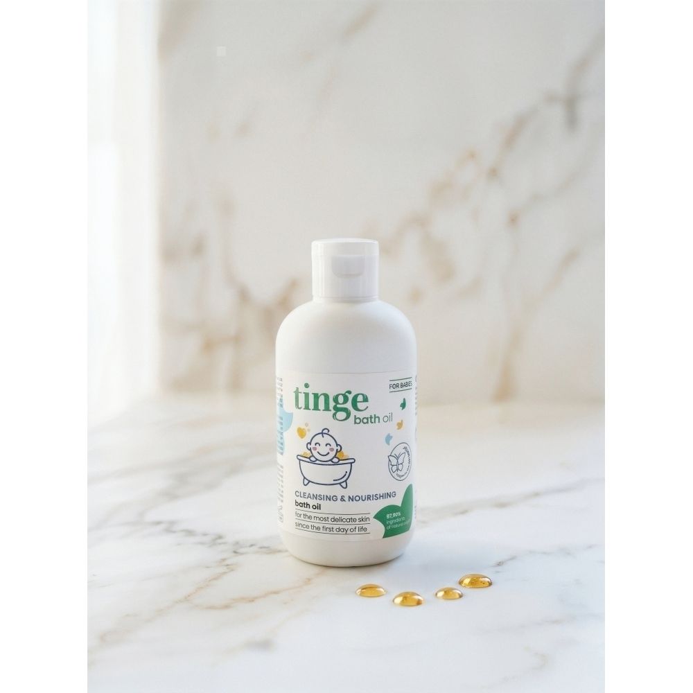 Flacon de produit. Inscription : tinge for babies, bath oil, badeöl, huile de bain, badeöl. Dos avec texte.