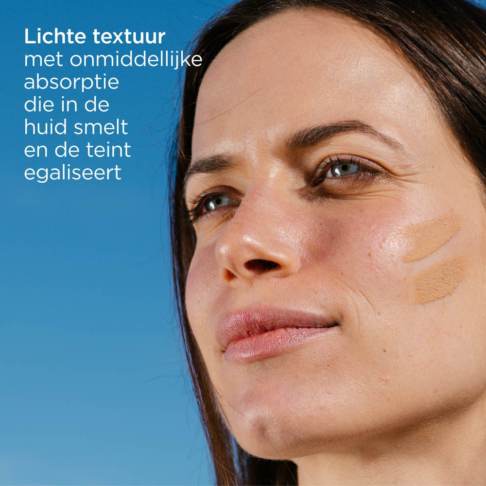 Main tenant un tube. Texte : Triple action dépigmentante, éclaircit le teint et le rend plus uniforme. Anti-pollution.