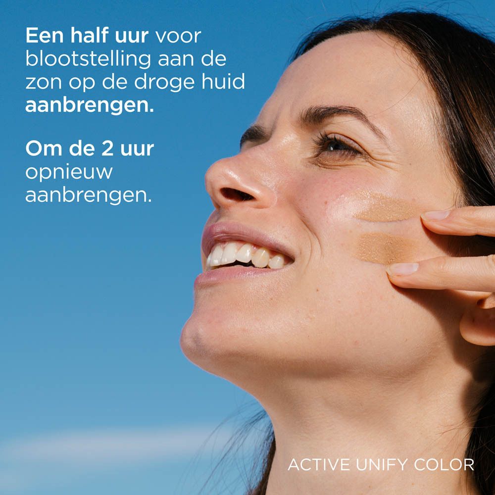 Femme avec produit sur la peau. Texte : Andrea, 4 étoiles. Excellent produit, aide à l'hydratation et aux taches.