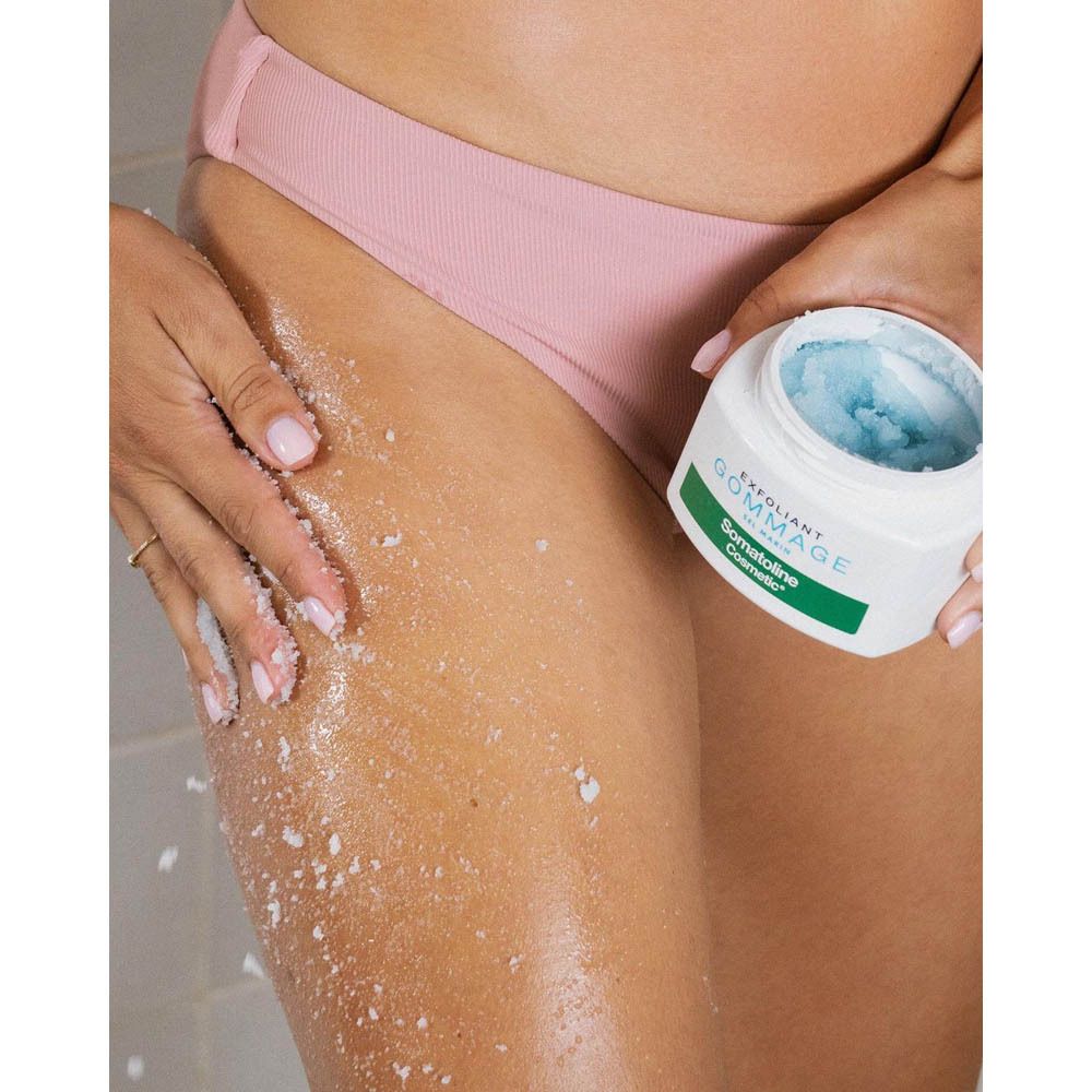 Gros plan sur gommage bleu. Aucune inscription visible.