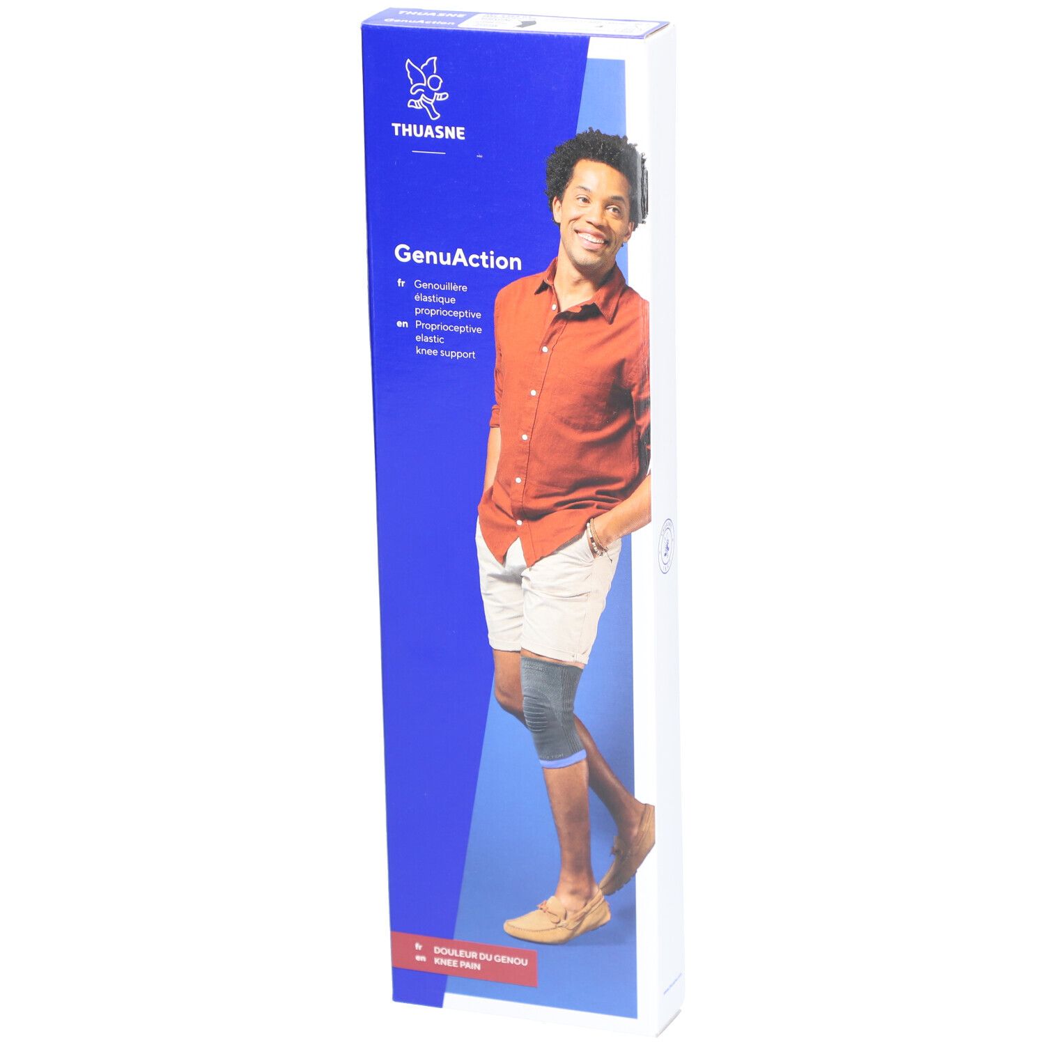 Emballage de l'orthèse de genou Thuasne GenuAction. Une personne porte l'orthèse. Emballage bleu et blanc avec le nom du produit et le logo.