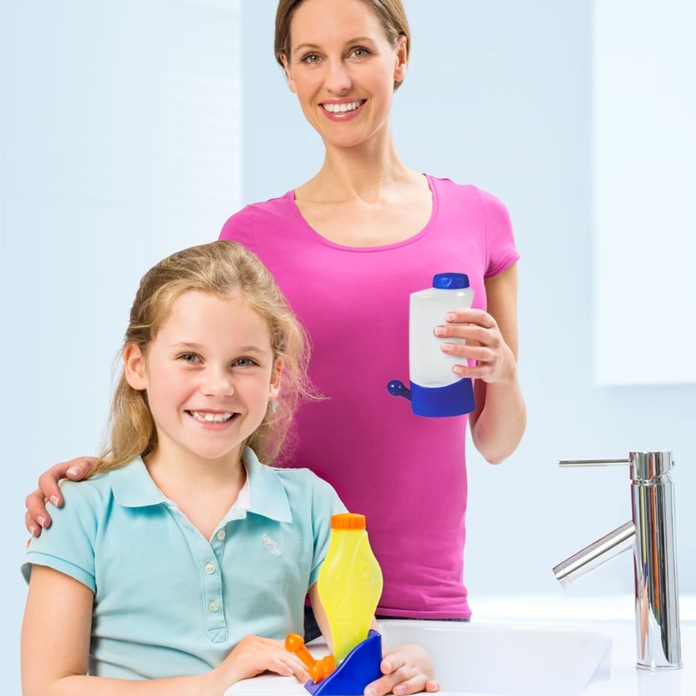 Mère et enfant devant un lavabo. La mère tient une bouteille blanche, l'enfant tient une douche nasale jaune. Nom du produit : Rhinicur.