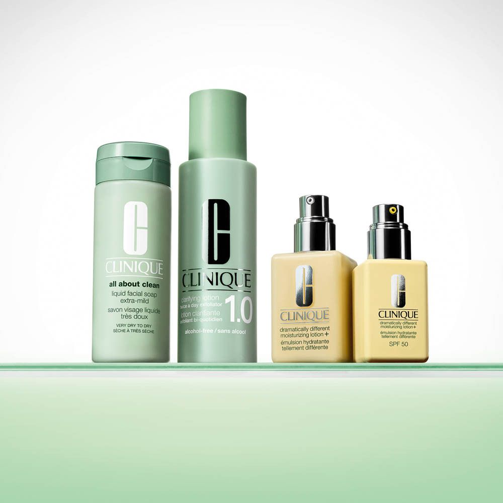 Jeune personne appliquant la Lotion Clarifiante CLINIQUE avec un coton.