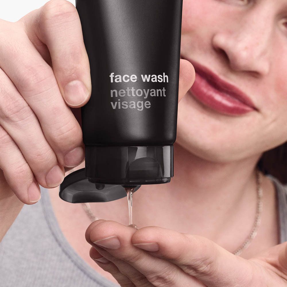 Une personne verse Clinique for Men Face Wash sur sa main.