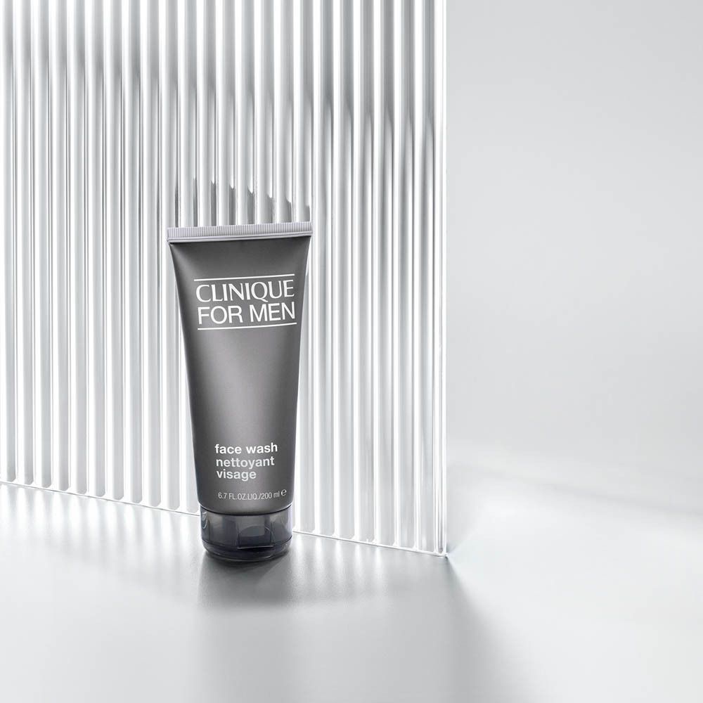 Clinique for Men Face Wash dans un tube foncé.