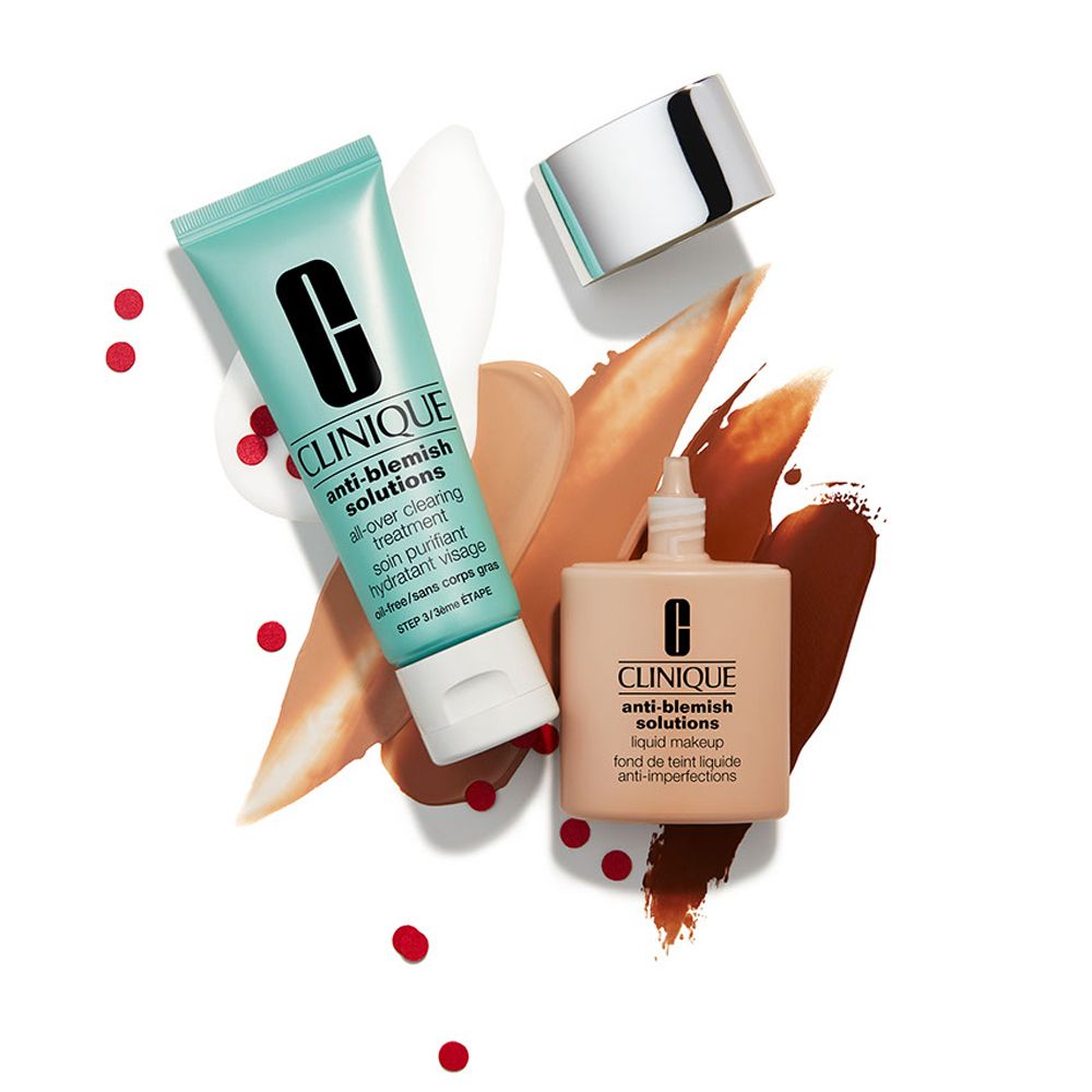 Deux produits de maquillage et un bracelet. Produits: tube et flacon, avec logo.
