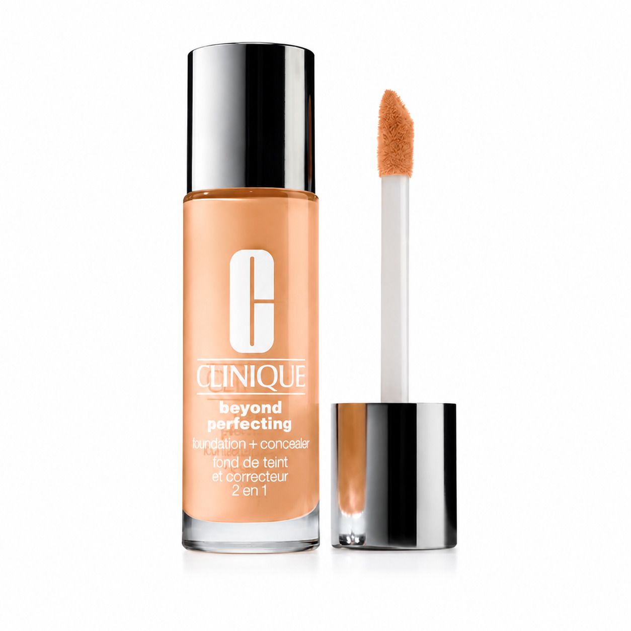 Clinique Beyond Perfecting Foundation + Concealer avec son applicateur.