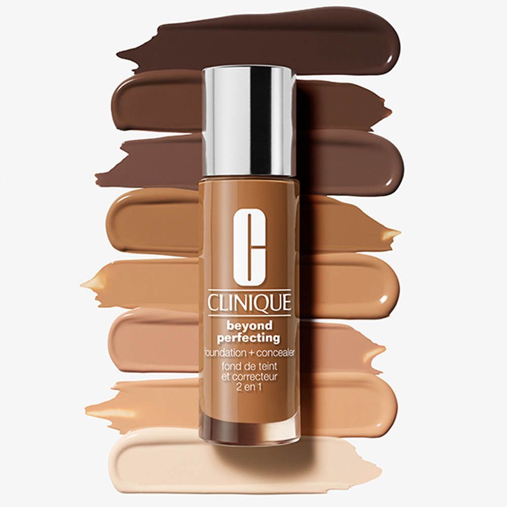 Flacon Clinique Beyond Perfecting Foundation + Concealer avec échantillons de couleur.