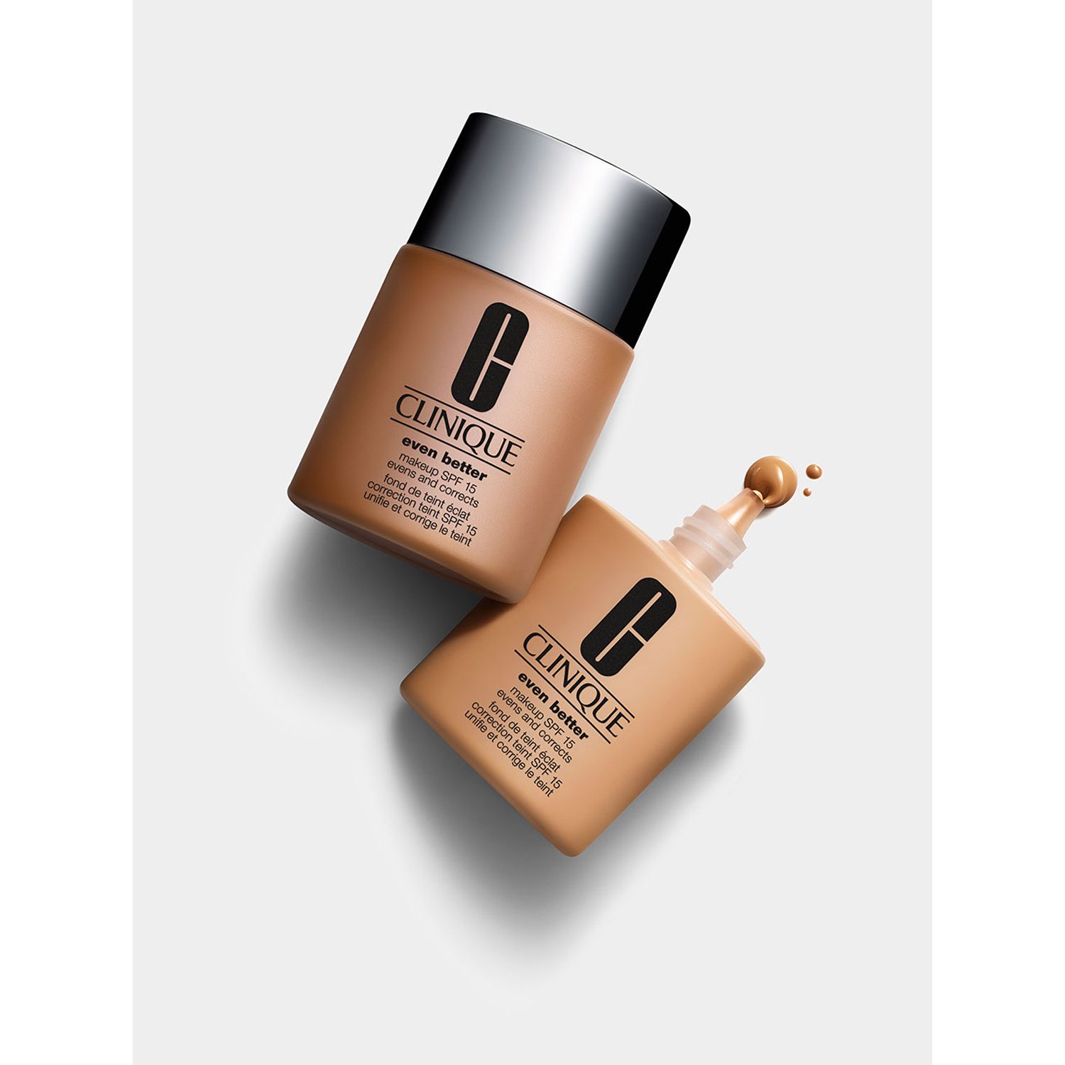 CLINIQUE Even Better Glow Fond de teint révélateur d'éclat correction teint SPF 15 - Glow Bone