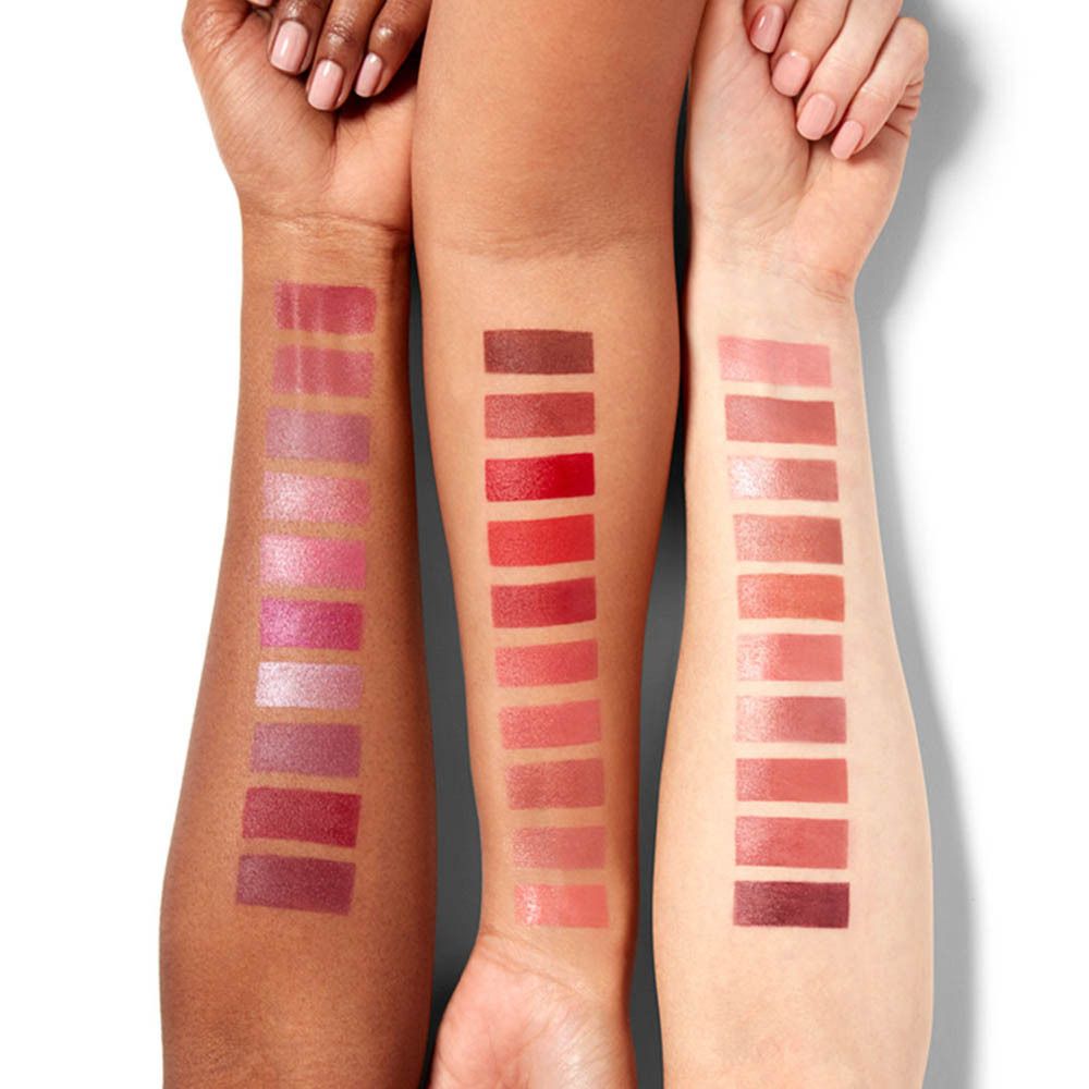 Trois bras avec différentes couleurs de rouge à lèvres.