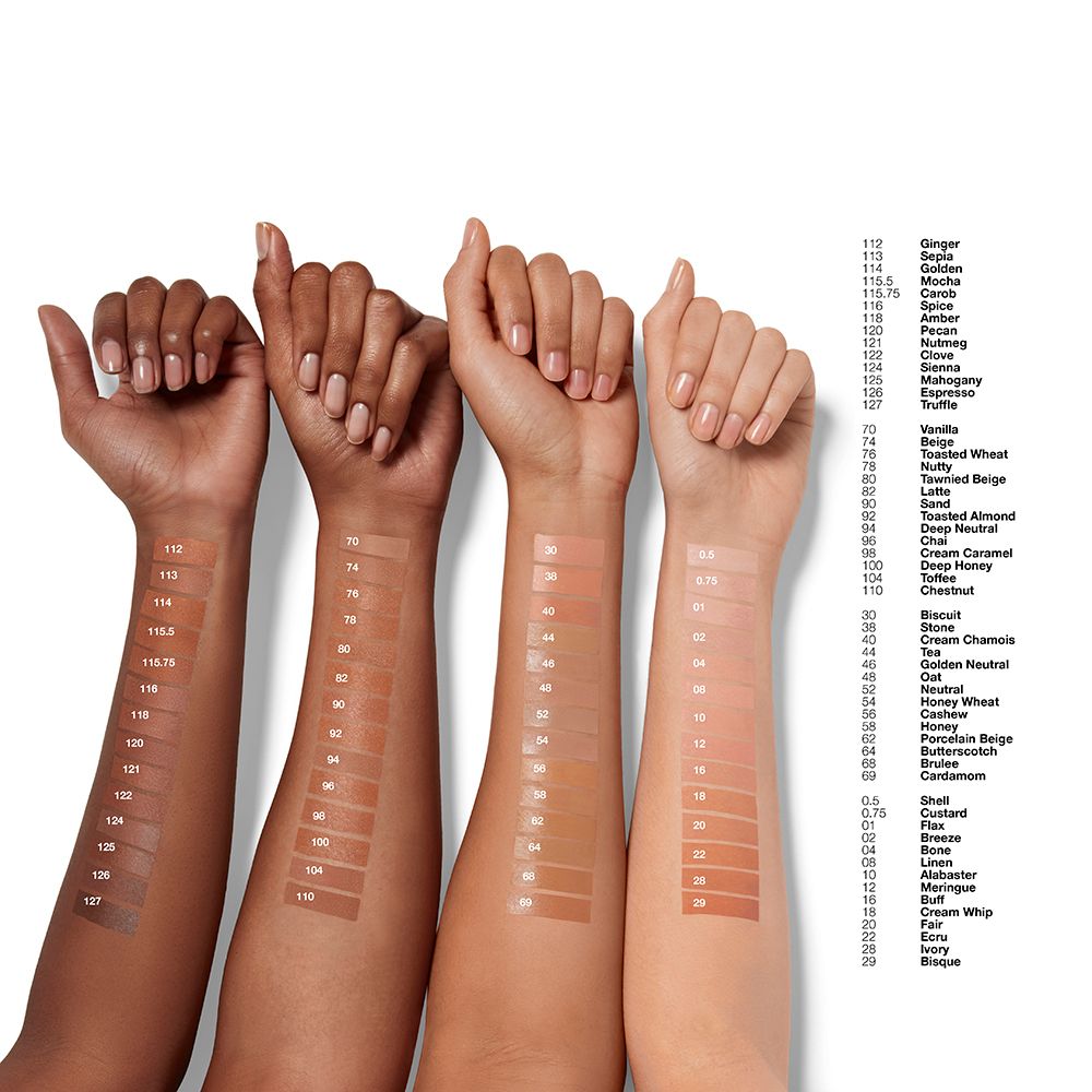 Quatre bras avec teintes de maquillage. Différents tons de peau. Numéros et noms de couleurs.