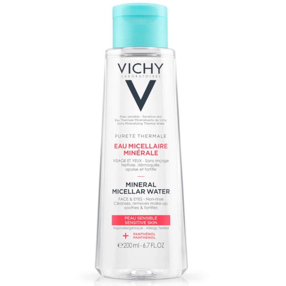 Flacon d'eau micellaire minérale Vichy, bouchon bleu. Inscription : PURETÉ THERMALE, EAU MICELLAIRE MINÉRALE, pour peaux sensibles.