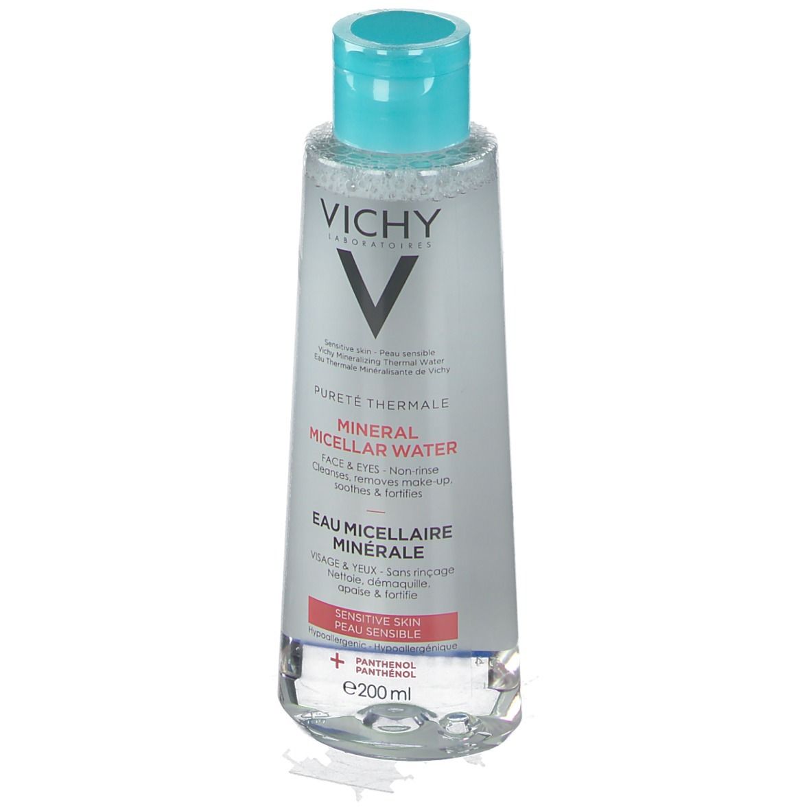 Flacon d'eau micellaire minérale Vichy, bouchon bleu. Inscription : PURETÉ THERMALE, EAU MICELLAIRE MINÉRALE, pour peaux sensibles.