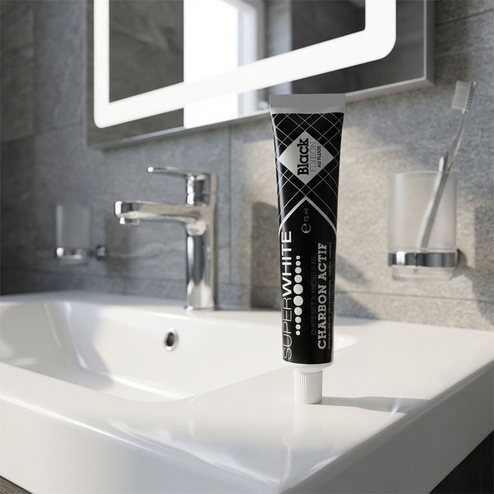 Dentifrice SUPER WHITE BLACK EDITION dans une salle de bain sur le lavabo.