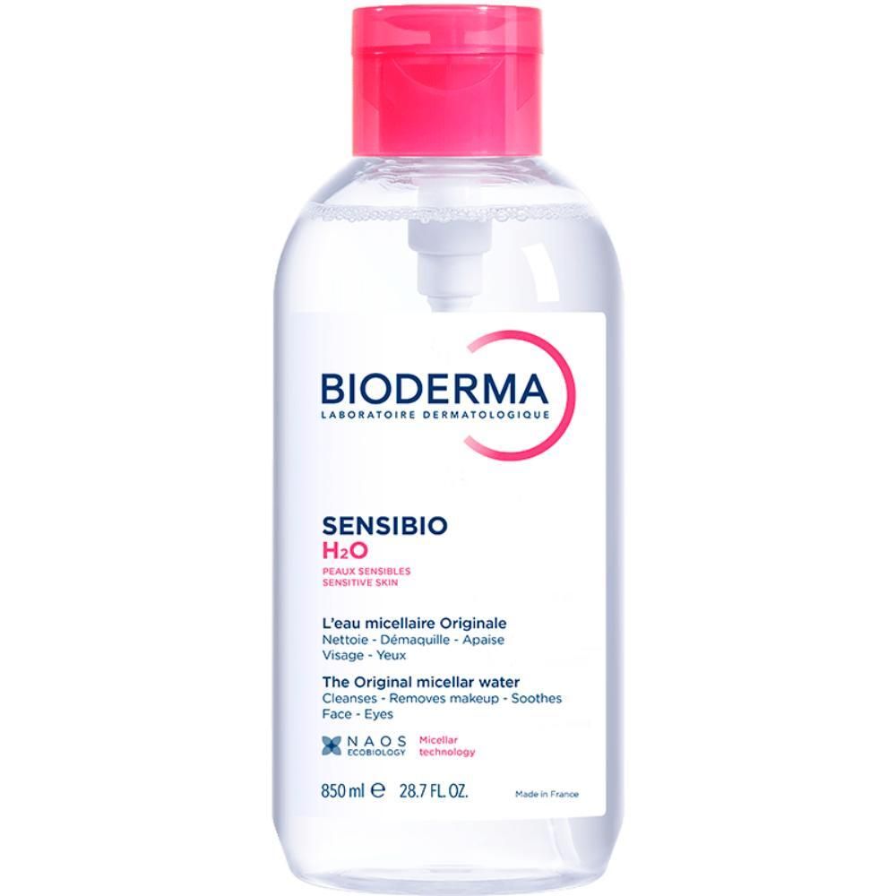 Flacon transparent avec pompe rouge. Inscription BIODERMA Sensibio H2O. Pour peaux sensibles.