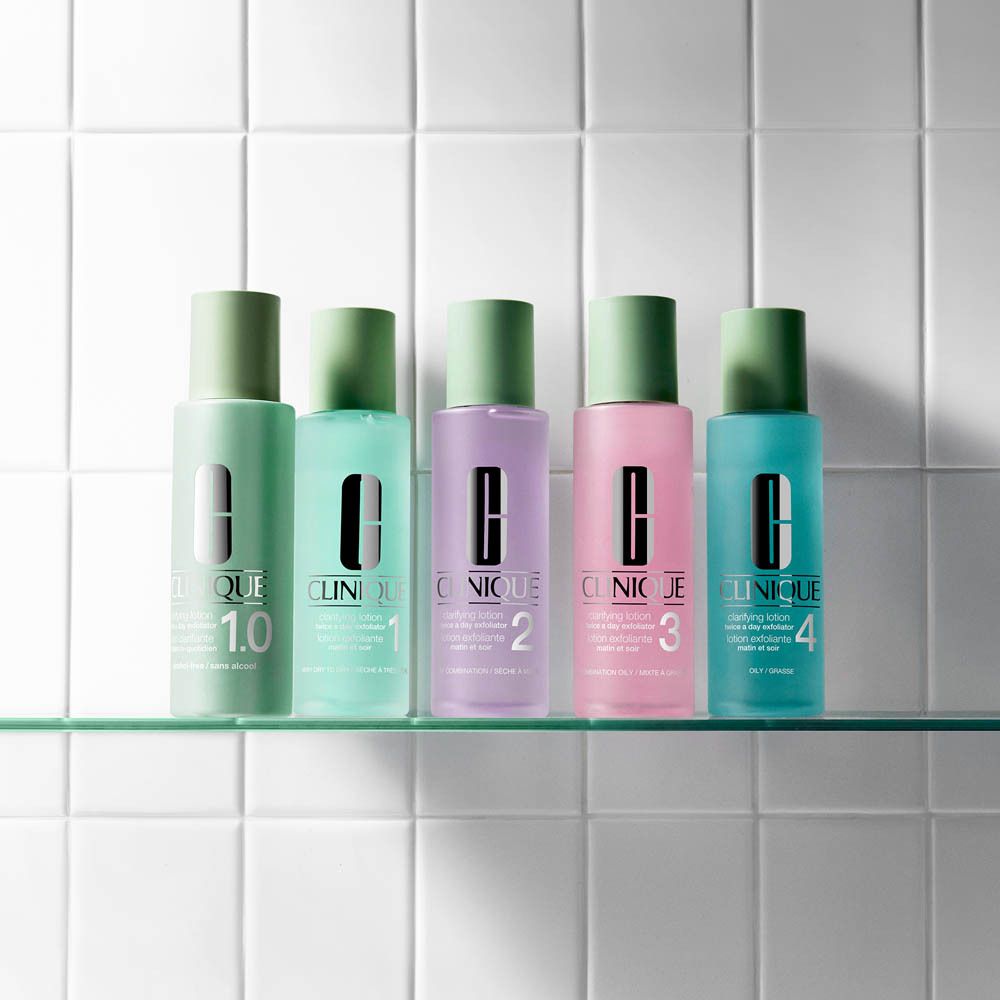 Produits CLINIQUE pour le type de peau 2 : Nettoyant, Clarifying Lotion 2 et hydratant.