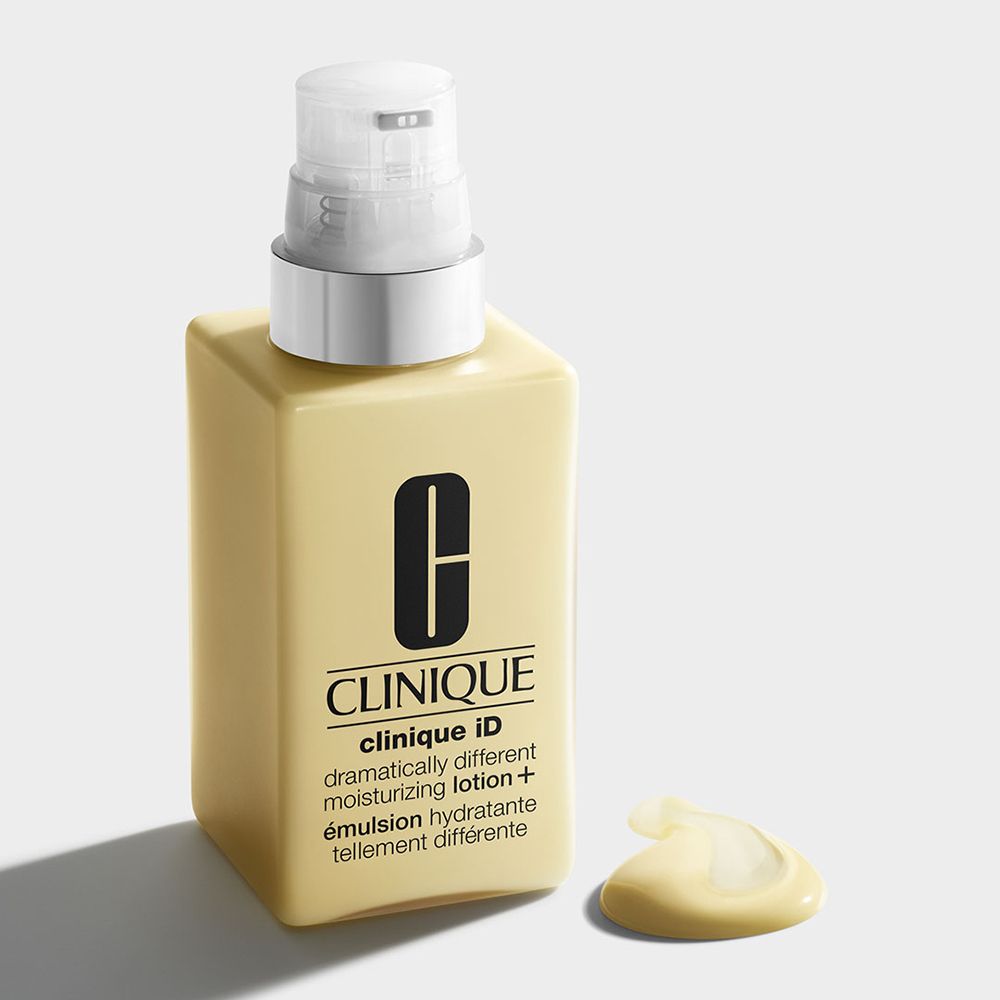 Flacon jaune avec pompe. CLINIQUE iD™ Moisturizing Lotion+ et une goutte de lotion à côté.